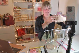 Katzensocken im Schaufenster: Wozu eine Tik-Tokerin aus Mulda einen Laden in Freiberg hat - Tik-Tokerin Peggy Krumm dreht in ihrem Geschäft in der Nonnengasse in Freiberg gerne Livestreams, um ihre Produkte zu vermarkten.