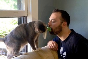 Katzenzunge für Menschen: Mit «Licki Brush» die eigene Katze ablecken -