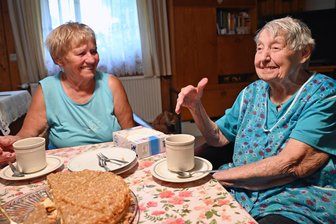„Katzl und Hoos“ - Berlinerin findet ihre Liebe und Heimat im Erzgebirge: Das ist ihr Lebenselixier für 101 Jahre - Liselotte Helmert trinkt gern einen Kaffee, aber süß muss er sein. Sie wird umsorgt von Tochter Angelika Moritz.