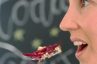 Kau dich schlank! - Der Bissen, auf den Barbara Plaschka sich hier freut, hat jetzt neun Meter vor sich. So lang ist der Weg der Nahrung durch den Körper. 