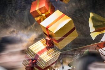 Kaufen, kaufen, kaufen - Geschenke, Geschenke, Geschenke: Das Weihnachtsfest ist das Konsumereignis des Jahres. Vor allem der Trend zum Online-Einkauf aber verändert das Verständnis von Weihnachten.