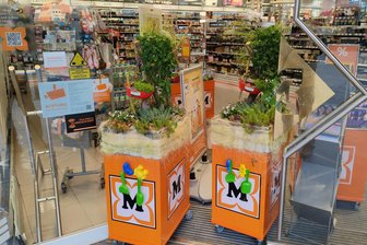 Kaufhaus-Eingangstür zertrümmert, Tausende Euro Schaden: Nächtliche Einbruchserie trifft Drogerie und Lebensmittelmarkt im Zwickauer Stadtzentrum - Die fehlende Hälfte der gläsernen Eingangstür wurde zunächst provisorisch kaschiert.