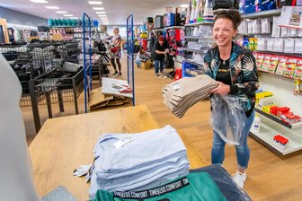 Kaufhauskette eröffnet Filiale in Marienberg – Und ein bekanntes Gesicht ist zum Start mit dabei - Start am Donnerstag: Mitarbeiterin Kristin Baldauf (vorn) bestückt die Regale.
