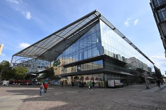 Kaufhof-Deal: Chemnitzer Rathaus kann Mietvertrag mit Krieger-Gruppe vorerst nicht unterzeichnen - Spätestens 2028 sollen mehrere städtische Ämter in das frühere Kaufhaus einziehen. Den Mietvertrag können Stadt und Eigentümer, die Krieger-Gruppe, derzeit nicht unterzeichnen.