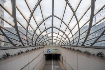 Kaufhof-Parkhaus in Chemnitz bleibt länger geschlossen - Die Einfahrt ins frühere Kaufhof-Parkhaus ist derzeit gesperrt. Offen ist die Zufahrt zur Moritzhof-Tiefgarage.
