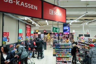 Kaufland im Erzgebirge baut groß um: Was für Kunden schon neu ist und was noch kommt - Fünf Selbstbedienungskassen sind im Zuge der Modernisierung im Kaufland Aue dazugekommen.