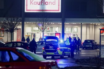 Kaufland in Glauchau: Warum Polizei und Rettungsdienst am Mittwochabend im Einsatz waren - Polizei und Rettungsdienst waren am Kaufland in Glauchau im Einsatz.
