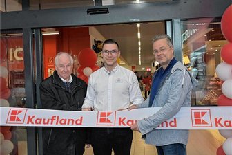 Kaufland in Stollberg: Das ist nach dem Umbau neu - Kaufland Stollberg (v.li.): Alfons Thomas, Geschäftsführer ITC Heckert (Vermieter des Gebäudes), Nils Hahmann, Filial-Hausleiter und Oberbürgermeister Marcel Schmidt zerschneiden symbolisch das Band.