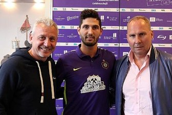 Kaufmann wechselt zum FC Erzgebirge Aue - Fabio Kaufmann (Mitte) mit FCE-Trainer Pavel Dotchev (links) und Präsident Helge Leonhardt.