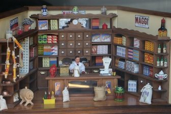 Kaufmannsladen weckt Erinnerungen - Ein Kaufmannsladen, zu sehen in einem Schaufenster in der Pausaer Innenstadt - gestaltet vom Ali-Verein.