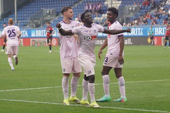 Kaufpflicht greift: Meißner fest von Dresden nach Osnabrück - Robin Meißner (l) wechselt fest von Dynamo Dresden zum VfL Osnabrück. (Archivbild)