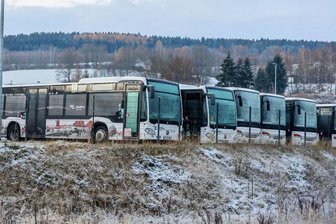 Kaufvertrag unterzeichnet: Busfirmen in Vogtland werden rekommunalisiert - Weil der Konflikt um den Nahverkehr eskaliert war, blieben am 9. Dezember fast alle Busse außerhalb Plauens in den Betriebshöfen, etwa in Rodewisch (Foto).