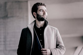Kaum da und schon preisgekrönt: Simon Edelmann ist der Neue am Pult der Vogtlandphilharmonie - Führt seit August als 1. Kapellmeister den Stab vor der Vogtlandphilharmonie: Simon Edelmann.
