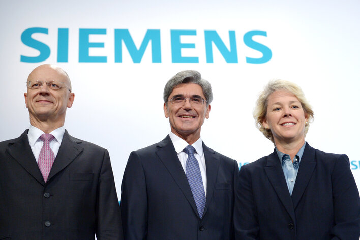 Kaum ein Dax-Vorstand in Ostdeutschland geboren - Frauenanteil steigt - Der Vorstandsvorsitzende der Siemens AG, Joe Kaeser (M), der Finanzvorstand der Siemens AG, Ralf Thomas, und Lisa Davis, Vorstand der Sparte Energie zu Beginn der Jahreshauptversammlung des Unternehmens zusammen.