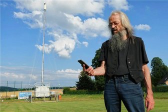 Kaum Empfang: Was ist los mit dem Wolkensteiner Handynetz? - Schon im Sommer 2022 hatte Bürgermeister Wolfram Liebing so wie viele andere Wolkensteiner kaum Handynetz. Der Behelfsmast sollte die Probleme lösen. 
