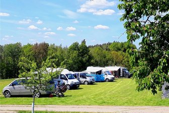 Kaum freie Stellplätze: Urlaub mit dem Wohnmobil im Vogtland boomt - Ein Teil der Urlauber, die mit dem Wohnmobil unterwegs sind, bevorzugen kleine Stellplätze mit wenig Komfort, andere entscheiden sich für große Plätze mit Rundum-Service. 
