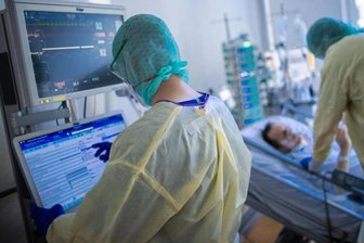            Krankenschwestern und Pflegekräfte arbeiten im besonders geschützten Teil der Intensivstation des Universitätsklinikums Greifswald.