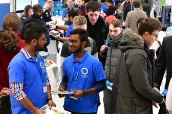 Kaum hiesige Firmen bei TU-Messe - 2020 fand die letzte Orte in Präsenz statt. Mehr als 70 deutsche und internationale Unternehmen nahmen teil. Im Bild Sheyas Nittur Rao und Mankandan Valliapan aus Indien, die an der Bergakademie studierten.