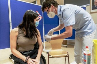 Kaum Interesse an Corona-Impfung an erzgebirgischen Schulen - Eine 14-jährige Schülerin lässt sich im Musiksaal gegen das Corona-Virus impfen. Ab dieser Woche sollen auch an den Schulen im Erzgebirge mobile Impfteams zum Einsatz kommen.