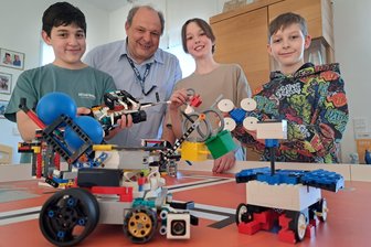 Kaum konnten sie rechnen, haben sie schon programmiert: Diese Chemnitzer Jungs zeigen beim Roboter-Wettbewerb ihr Können - Kurt und Uwe Baumbach, Teo Rouhento und Fabian Fuchs (v. l.) sind im RoboDay-Fieber.