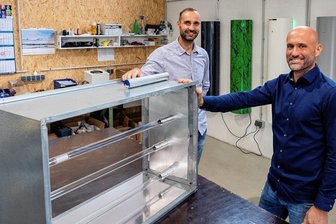 Kaum Luftfilter in Mittelsachsens Schulen: Droht Schülern erneut ein kalter Winter? - Rico Schwarzbach (links) und Thomas Berlin stellen in ihrer Firma TBRS UV-Systeme Luftfilter her, die die Raumluft mit UV-C-Strahlung entkeimen. Diese ist auch gegen das SARS-CoV-2-Virus wirksam. 