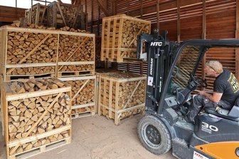 Kaum Nachschub bei Brennholz und Kohle in Westsachsen - Thomas Keller stapelt bei Heyne-Holz in Hohenstein-Ernstthal Paletten mit Kaminholz. Auch hier ist die Nachfrage gestiegen. 