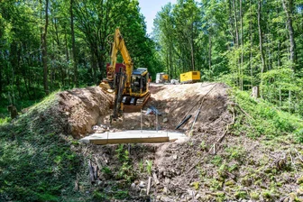Kaum neue Radwege in Mittelsachsen: Viele Pläne, wenig Geld - Am Radweg zwischen Waldheim und Rochlitz wird derzeit im Wald zwischen Arras (Geringswalde) und Obstmühle (Erlau) eine Brücke über den Aubach saniert.