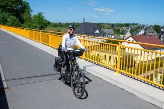 Kaum neue Radwege in Mittelsachsen: Viele Pläne, wenig Geld - In Geringswalde kann man auf dem Radweg Richtung Rochlitz schon über eine neue Brücke fahren.