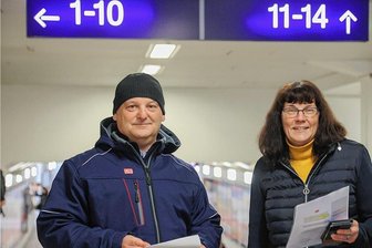 Kaum Weihnachtsbeleuchtung: Wo am Chemnitzer Hauptbahnhof sonst noch Energie gespart wird - Die Beleuchtung im Hauptbahnhof Chemnitz wurde zu großen Teilen umgerüstet. Im Bild: Heiko Auerswald und Ute Stuhr.