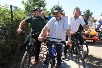 Kaum zu glauben: 15 Jahre für 1,1 Kilometer Radweg in Großschirma - Mit Hans Seeber (Mitte) vorneweg ging es auf Tour über den Radweg von Großschirma.