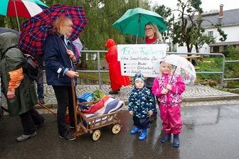 Kauschwitzer protestieren gegen Verzögerung des Fußwegbaus - Junge Eltern mit Kleinkindern, aber auch ältere Bürger haben sich mit Fahrrädern, Handwagen und Schubkarren an dem Protestmarsch auf der stark befahrenen Zwoschwitzer Straße beteiligt.