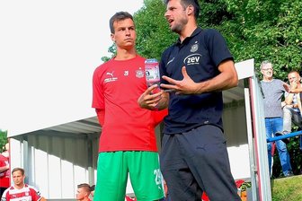 Keepertalent Matti Kamenz vor größter Bewährungsprobe - Zwickaus Torwarttrainer Steffen Süßner (rechts) im Gespräch mit Keeper Matti Kamenz.