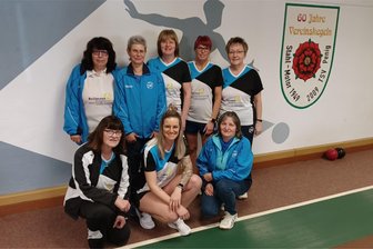 Kegeln: Neue mittelsächsische Spielgemeinschaft überzeugt im Erzgebirge - Im Frühjahr stiegen die Peniger Frauen mit Marion Lingner, Grit Claus, Silke Kramer, Melanie Stein, Tamara Müller (h. v. l.) sowie mit Elke Kirsch, Diana Müller, Ute Wagenknecht (v. v. l.) und Karin Matthes (nicht im Bild) in die Bezirksliga auf. Dort spielen sie gemeinsam mit Mittweidaer Frauen.