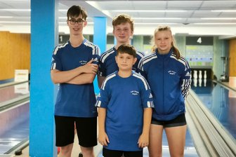 Kegeln: Tabellenführer Buchholz stolpert in Cranzahl - Sorgten mit einem überraschenden Auftaktsieg in der Bezirksliga für Furore: die U-18-Kegler des TSV Geyer. Noah Panhans, Luca Nestler und Mariella Distelmeier (v.l.n.r.) und Siljan Rebentisch (vorn) setzten sich in Lößnitz durch.