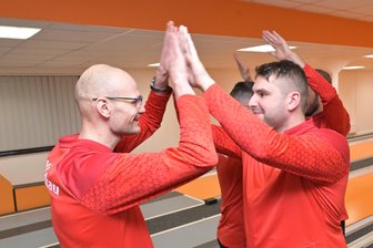 Kegeln: TSV 90 Zwickau ist der Aufstieg in die 1. Bundesliga kaum mehr zu nehmen - So wie hier im Heimspiel gegen Friedrichshain konnten sich Martin Hamann (links) und Nico Voigt vom TSV 90 Zwickau auch am Samstag in Freital freuen.