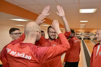 Kegeln: TSV 90 Zwickau sichert sich mit den letzten Bahnen den Einzug ins Pokalfinale - Die Kegler des TSV 90 Zwickau – das Foto entstand im Herbst – können sich über den Einzug ins deutsche Pokalfinale freuen.