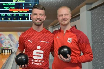 Kegeln: Zweitligist TSV 90 Zwickau siegt im Spitzenspiel und marschiert weiter voran - Die beiden Zwickauer Kegler Michael Ziegert (links) und Florian Forster hatten in Stollberg nach dem Auswärtssieg gut lachen.