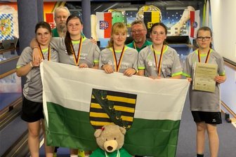 Kegeltalent wird deutsche Vizemeisterin - Katharina Schulze (l.) hat sich bei den Deutschen Meisterschaften in München die Silbermedaille gesichert.