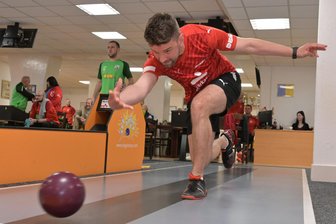 Kegler des TSV 90 Zwickau schließen „herausragende Saison“ mit dem kleinen Double ab - Das Foto zeigt den Zwickauer Kegler Michael Ziegert im Pokal-Heimspiel Ende März gegen Ettlingen.