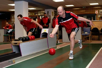 Kegler des TSV Penig rechnen mit Abschied aus Sachsens höchster Spielklasse - Eberhard Pareis rutschte bei den Peniger Seniorenkeglern diesmal ins Starterpaar. Das Unentschieden gegen Treuen ist letztlich aber zu wenig im Abstiegskampf.