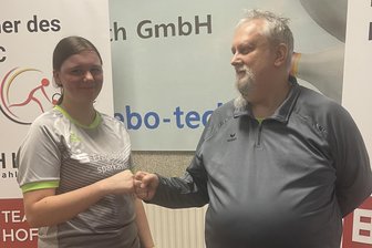 Keglerin aus dem Erzgebirge wird in Abwesenheit Landesmeisterin - Denise Frölich – hier mit Trainer André Eidenschink – ist erneut Landesmeisterin.