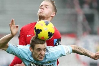 Kehl-Gomez hofft auf Mainzer Déjà-vu - CFC-Profi Marco Kehl-Gomez (vorn) - in dieser Szene im Duell mit Wiesbadens Daniel Wein - hofft auf erneutes Toreglück gegen Mainz.