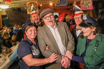 Kehraus für den Glösaer Karneval - Dem Karneval verhaftet: Manuela Pöttcher (links) und Steffi Kren (rechts) nehmen in Polizeikostümen Falk Hellner, Miko Runkel und Jürgen Mey vom GCV (von links) auf der vorläufig letzten Faschingsparty des Vereins in Gewahrsam. 
