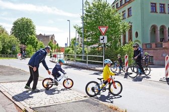 Kehrmaschine fegt Radwegekonzept in Wilkau-Haßlau vom Tisch - Entlang der viel befahrenen Kirchberger Straße in Wilkau-Haßlau fehlt - wie an den meisten Straßen der Stadt - bisher ein Radweg. 