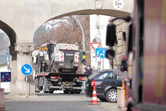 Kehrmaschine verliert Öl auf Plauener Altmarkt - Eine kaputte Kehrmaschine musste am Dienstag an der Marktstraße abgeschleppt werden.