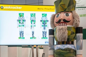Keilberg und Fichtelberg auf den Rock gemalt: XXL-Nussknacker als neuer Erzgebirgs-Botschafter - Hingucker bei dem lebensgroßen Nussknacker ist zweifelsohne das Landschaftsgemälde auf dem Rock.