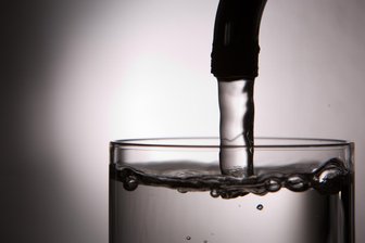 Keime in Zwickauer Trinkwasser: Was Verbraucher nun wissen müssen - Im Zwickauer Trinkwasser sind in geringem Ausmaß Bakterien entdeckt worden.