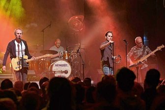 Keimzeit blickt in Meerane zurück: Von Singapur nach Feuerland - Keimzeitfans sind am Samstagabend im Wilhelm-Wunderlich-Park in Meerane gut aufgehoben, wo die Band dem Publikum einheizt. Das Bild zeigt Keimzeit beim Tourabschluss im Dezember in Freiberg.
