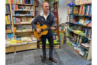 Keimzeit-Sänger Norbert Leisegang verzückt kleines Publikum und wirbt für Chemnitz - Keimzeit-Sänger Norbert Leisegang in der Buchhandlung Monokel. Er stellte das Buch zu seinem Song "Trauriges Kind" vor – und sang natürlich auch, nicht nur dieses Lied.