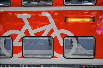 Kein 49-Euro-Ticket für Kurzentschlossene beim Verkehrsverbund Mittelsachsen - "Deutschland-Ticket" steht auf dem Display eines Nahverkehrszuges. Am 1. Mai kann es erstmals genutzt werden.